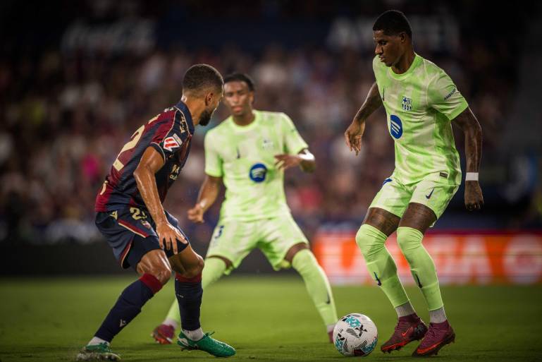 Barcelona remonta con épica y fortuna ante el Levante