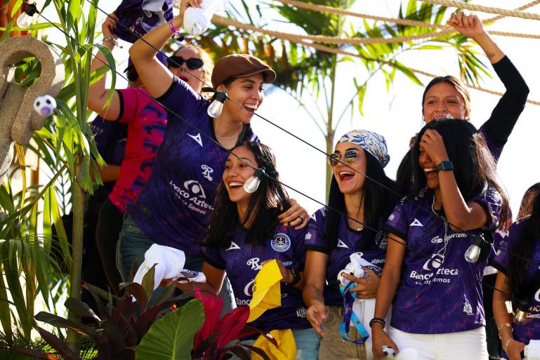 Cañoneras participan en el segundo desfile del Carnaval de Mazatlán