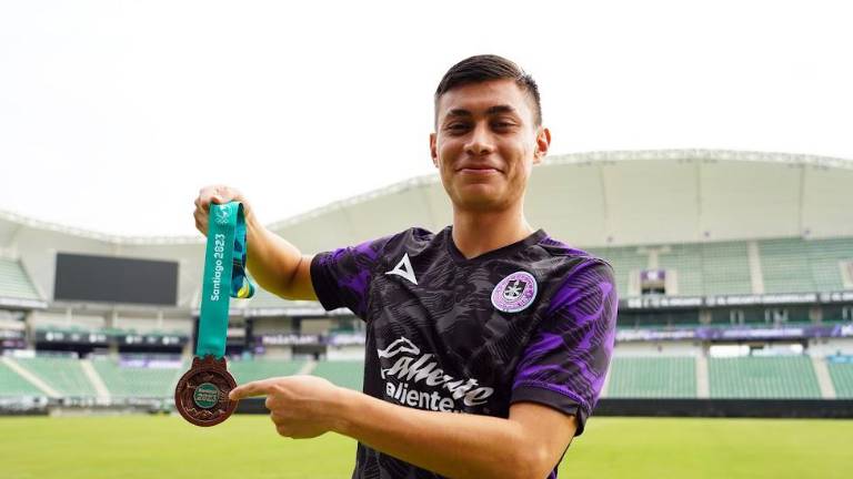 Ramiro Árciga muestra su medalla de bronce, lograda con la Selección Mexicana en los Panamericanos Santiago 2023.