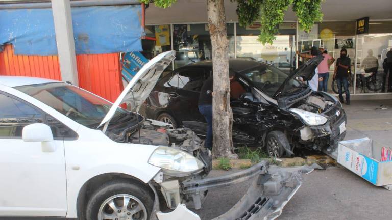 En Culiacán, automovilista choca, pierde el control del volante y atropella a tres personas; uno muere