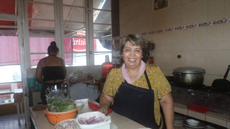 Con ‘spanglish’ y mucho espíritu de servicio, Teresita atiende a los turistas de cruceros de todo el mundo, en Mazatlán