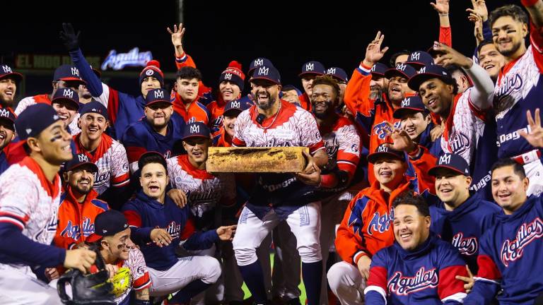 Jake Sánchez celebró su hazaña tras acreditarse su salvamento 135 de por vida, para quedarse solo en la cima de la Liga Mexicana del Pacífico.