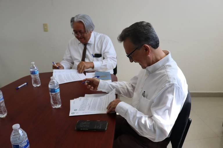 Firman convenio de colaboración UTEsc y Confíe. Se presenta propuesta sobre inducción floral del mango