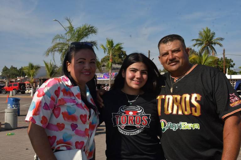 Disfrutan de ‘Oleajes de Alegría’ en el tradicional Carnaval de Altata 2026