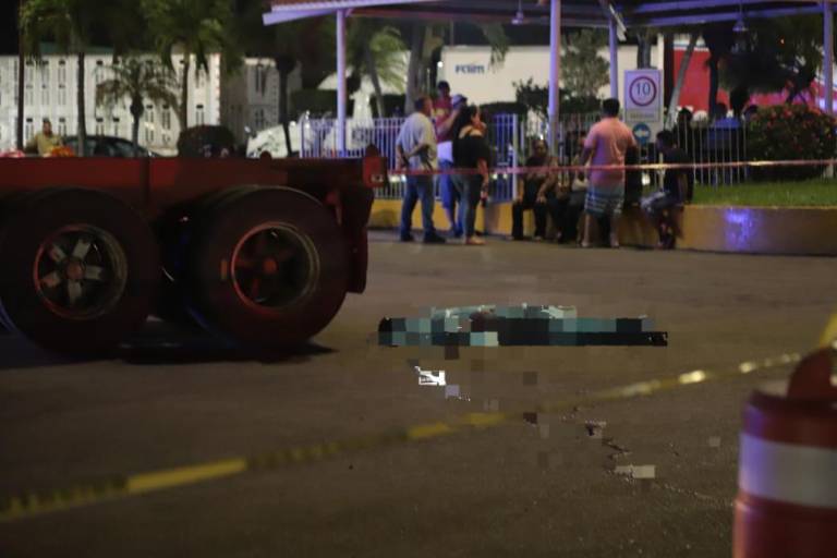 Muere hombre arrollado por tráiler durante maniobra en gasolinera de Mazatlán