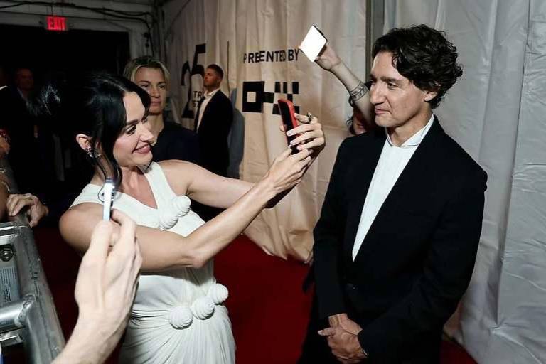 Katy Perry y Justin Trudeau desfilan en alfombra.