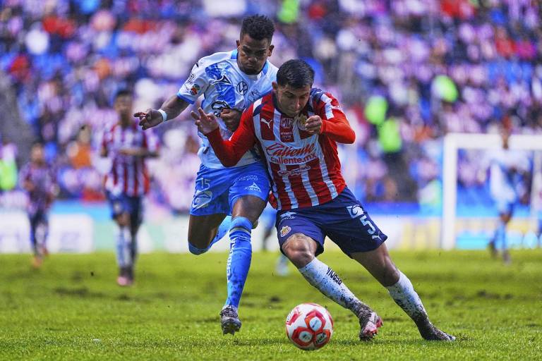 Golazo histórico y triunfo rojiblanco: Chivas venció Puebla en el Cuauhtémoc