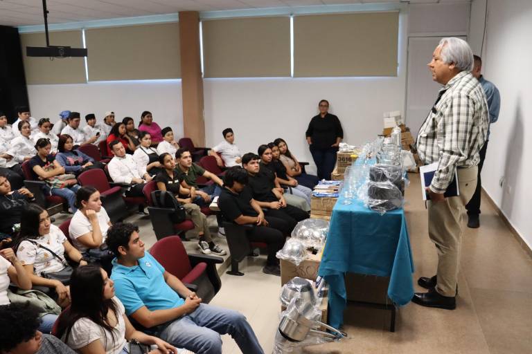 Invierte UTEsc más de 50 mil pesos en instrumentos para el taller de gastronomía