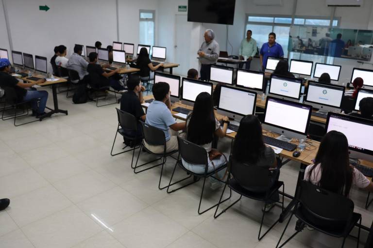 Presentan examen de ingreso a la Universidad Tecnológica de Escuinapa cerca de 300 aspirantes; se mantiene abierto el sistema de preinscripciones