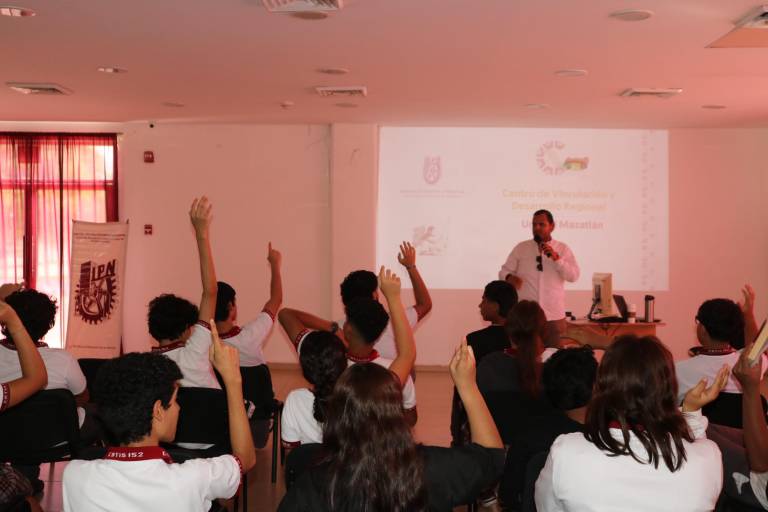 Especialistas del IPN imparten conferencias a estudiantes del CBTis 152 en Escuinapa