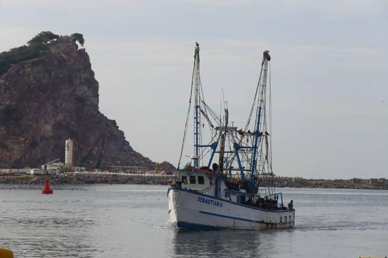 Barcos camaroneros se resguardan en el puerto de Mazatlán por ‘Priscilla’