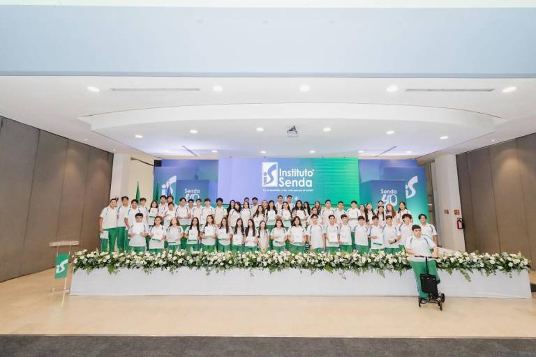Llenos de alegría celebran su graduación, alumnos de secundaria y preparatoria