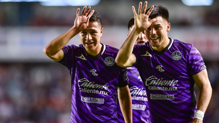 Andrés Montaño celebra el primer gol de los Cañoneros.
