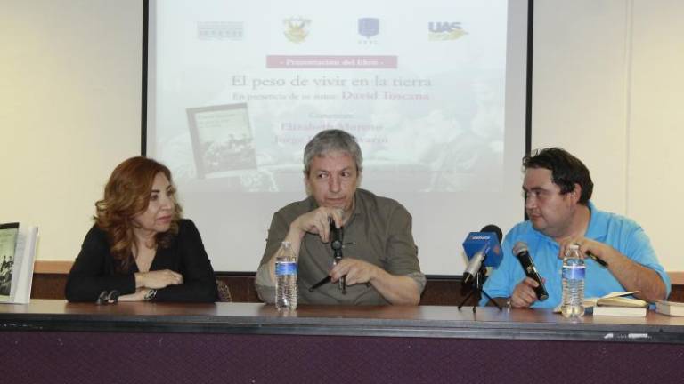 Elizabeth Moreno y Jorge Iván Chavarín acompañaron a David Toscana como comentaristas del libro.