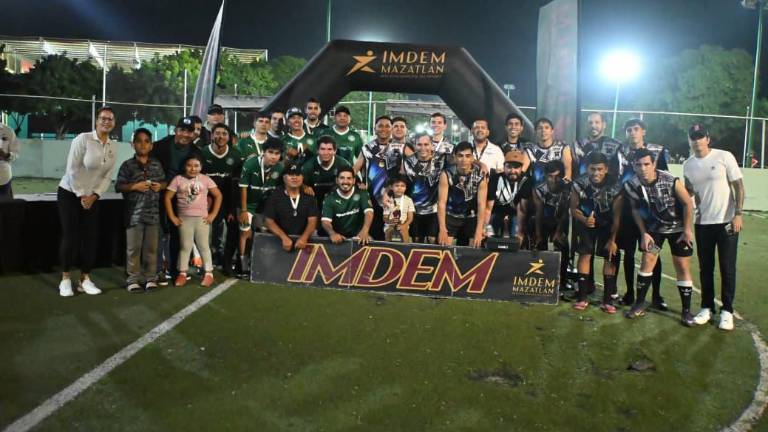 Los equipos finalistas se tomaron la foto del recuerdo tras la premiación.