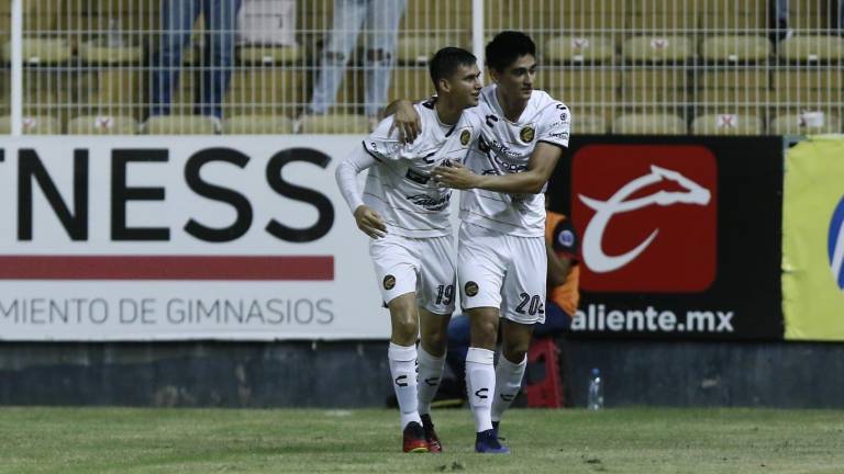 Los jóvenes sinaloense José Rodrigo Lugo y Eduardo Armenta celebran uno de los goles de Dorados logrados en el pasado encuentro.