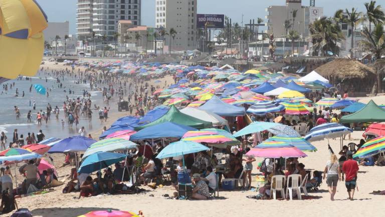 La playa del malecón luce con fuerte presencia de bañistas.