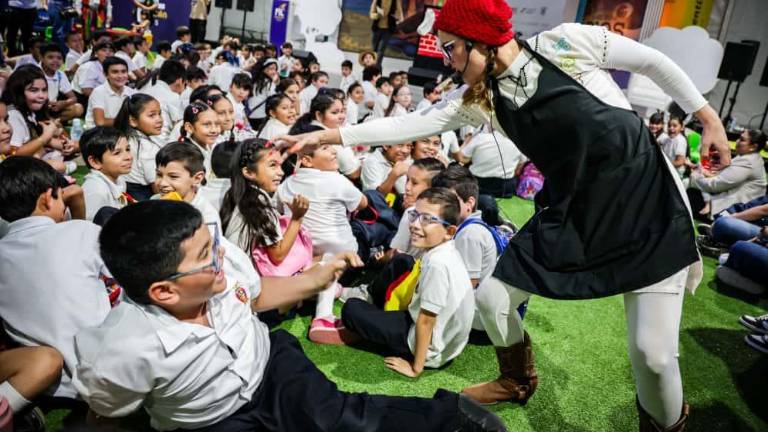 Cientos de niños disfrutaron de la magia del teatro en el Foro Infantil de la Feria del Libro Culiacán 2025.