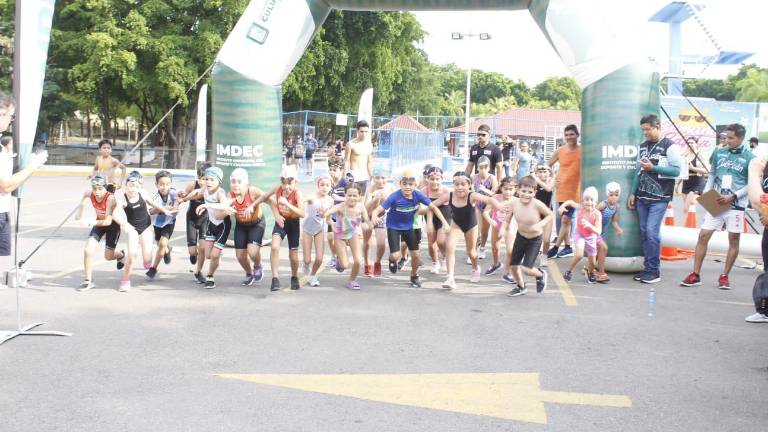 Las categorías infantiles al momento de su salida para arrancar con la competencia.