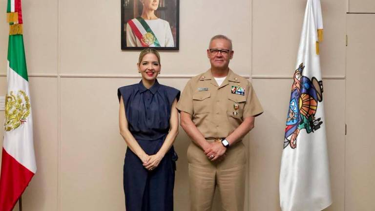 La Alcaldesa Estrella Palacios junto al comandante de la Cuarta Región Naval, Vicealmirante Cuerpo General Diplomado de Estado Mayor, Martín Felipe de Jesús Santillán Murillo.