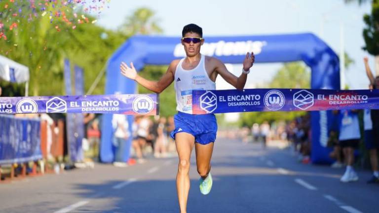 García Bárcenas celebra que la Carrera Urbanianos impulsa el atletismo en México.