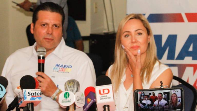 Mario Zamora estuvo acompañado por su esposa Wendy Ibarra.