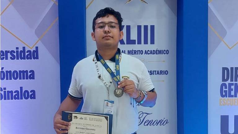 El estudiante rosarense Jesús Fernando Aguiar rcibió un reconocimiento al mérito académico por parte de la Universidad Autónoma de Sinaloa.