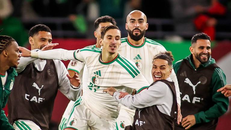 Adil Boulbina celebra el gol que metió a Argelia a los cuartos de final de la Copa de África de Naciones.