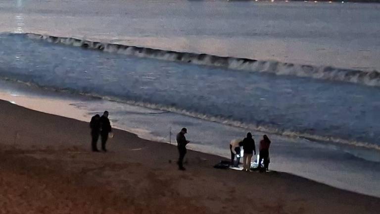 Autoridades acordonaron la playa tras el hallazgo del cuerpo de un hombre durante la madrugada.