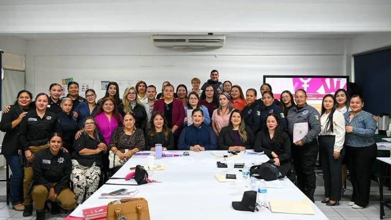 Agentes de la Policía Municipal de Ahome reciben capacitación para ser primeros respondientes ante violencia de género.