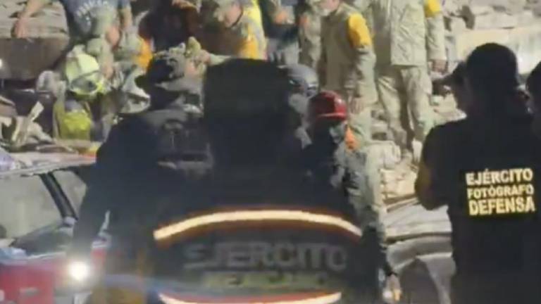 Personal del Ejército Mexicano participó en el rescate de un niño de 11 años que permanecía atrapado entre los escombros.