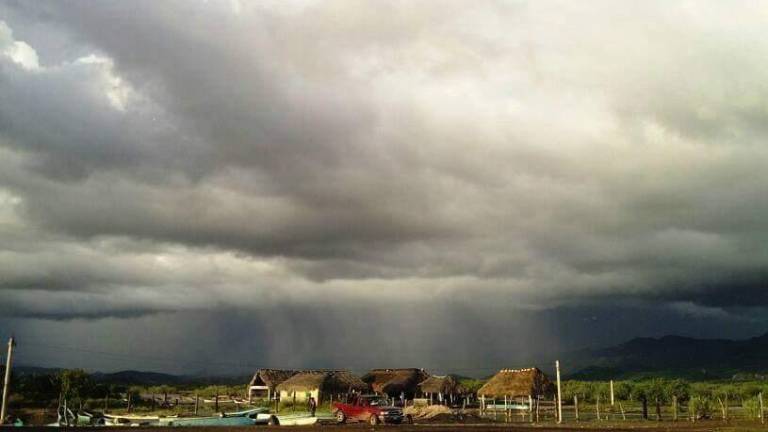 La energía se suspendió alrededor de las 22:00 horas del lunes, cuando las lluvias y el viento se empezaron a sentir en Palmillas.