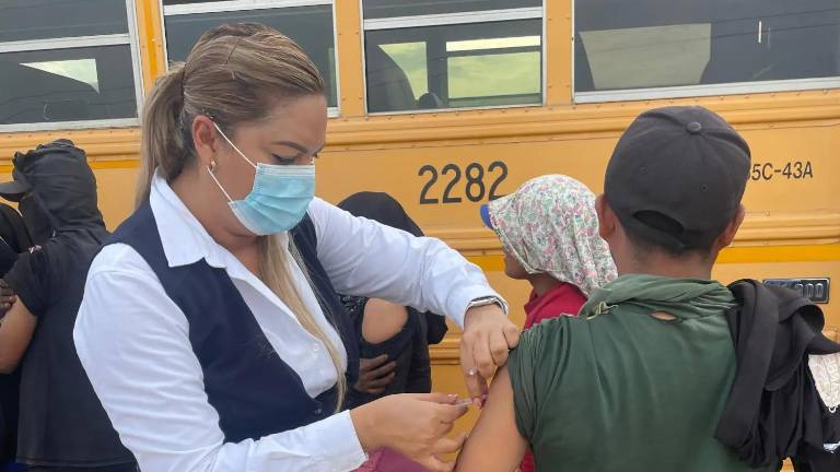 Autoridades sanitarias intensifican brigadas en regiones con población jornalera y en movilidad, donde persiste baja cobertura de vacunación.