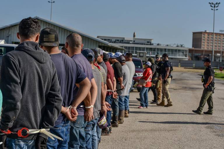 Estados Unidos manda 14 presos mexicanos a México