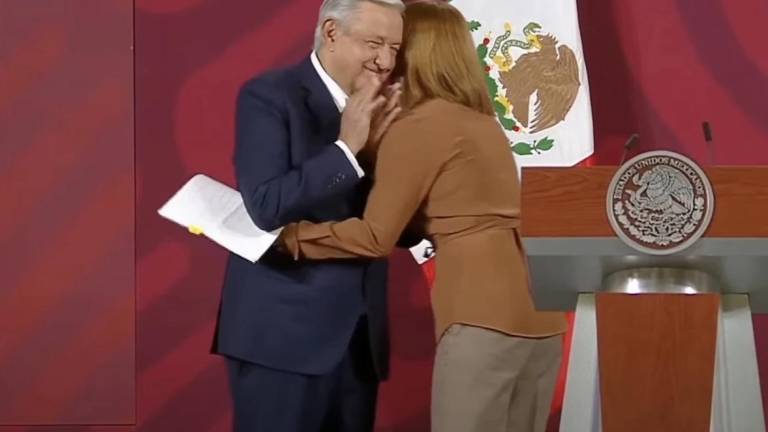 Momento en que Tatiana Clouthier se despedía del Presidente Andrés Manuel López Obrador al presentar su renuncia.
