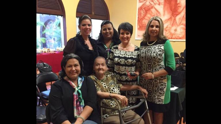 La maestra María Teresa Zazueta Zazueta fue una institución en el periodismo en Sinaloa; en la imagen, acompañada de un grupo de reconocidas comunicadoras.