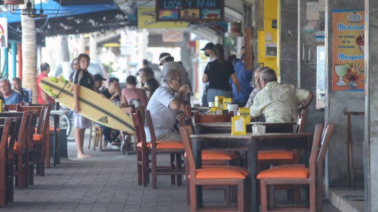 Restaurantes y bares de las zonas turísticas de Mazatlán están a la espera de que les autoricen que durante los días de Ley seca se apruebe la venta de bebidas alcohólicas.
