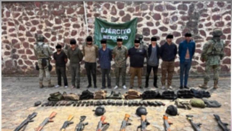 Nueve hombres armados fueron detenidos por militares, quienes además aseguraron un arsenal durante un operativo en la zona serrana de Badiraguato.