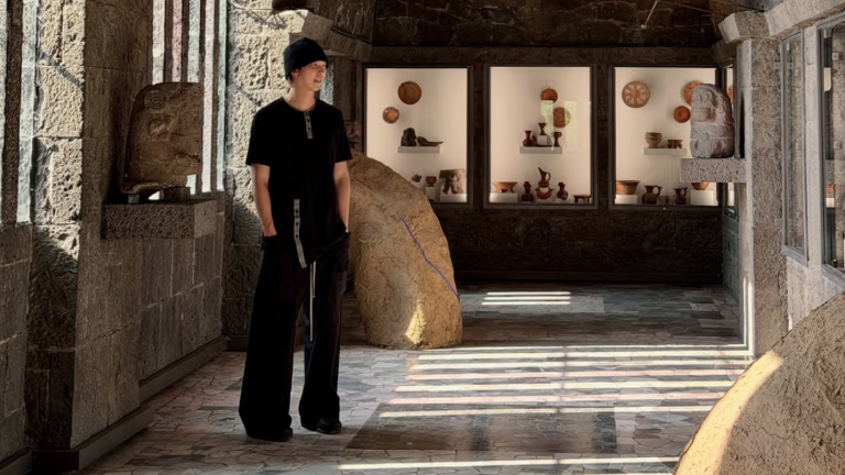 Namjoon recorre el Museo Anahuacalli.