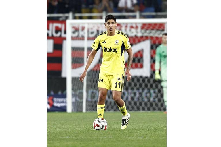 Edson Álvarez debuta con triunfo y Fenerbahce respira tras salida de Mourinho