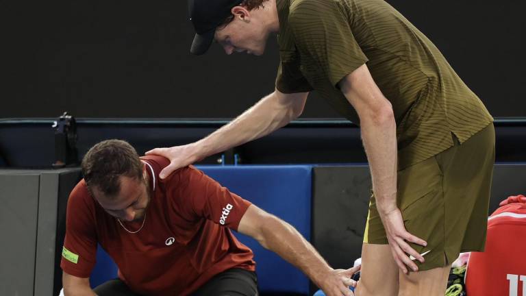 Jannik Sinner consuela a Hugo Gastón, que no pudo continuar con el encuentro.