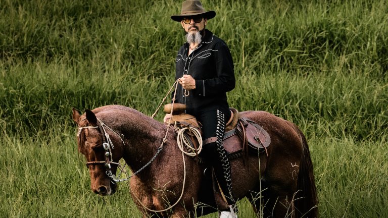 A Caballo, el nuevo disco que lanza Reyli Barba.