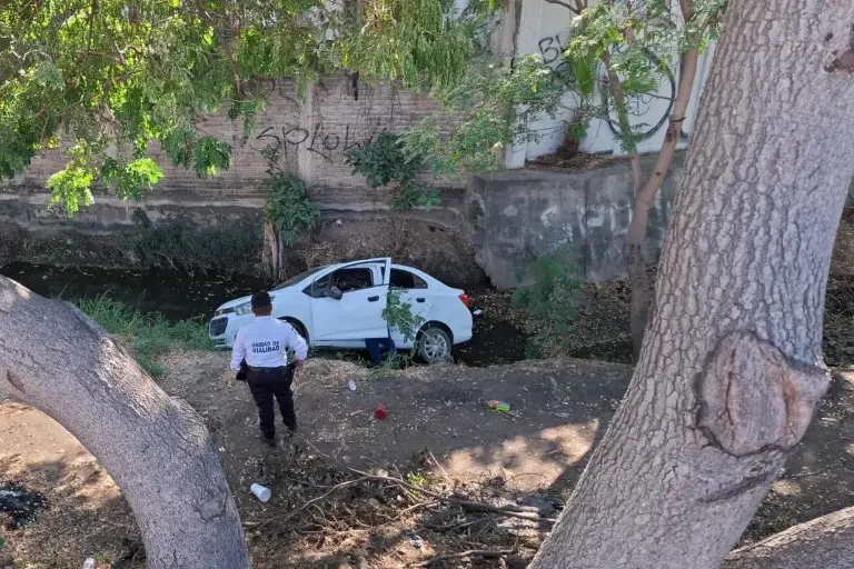 Auto cae a barranco del paso superior sur en Mazatlán