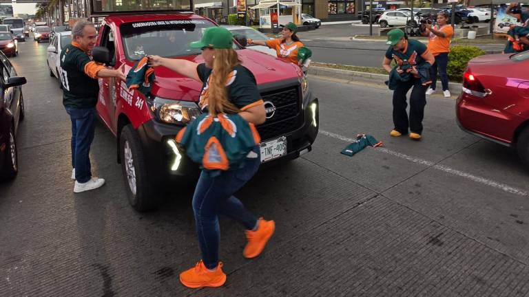Sergio Esquer encabezó una activación de Movimiento Ciudadano en Mazatlán con entrega de artículos alusivos al Mundial de Futbol.