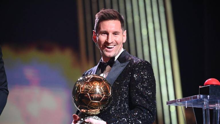 El argentino Lionel Messi, actualmente en el PSG, feliz con su trofeo.