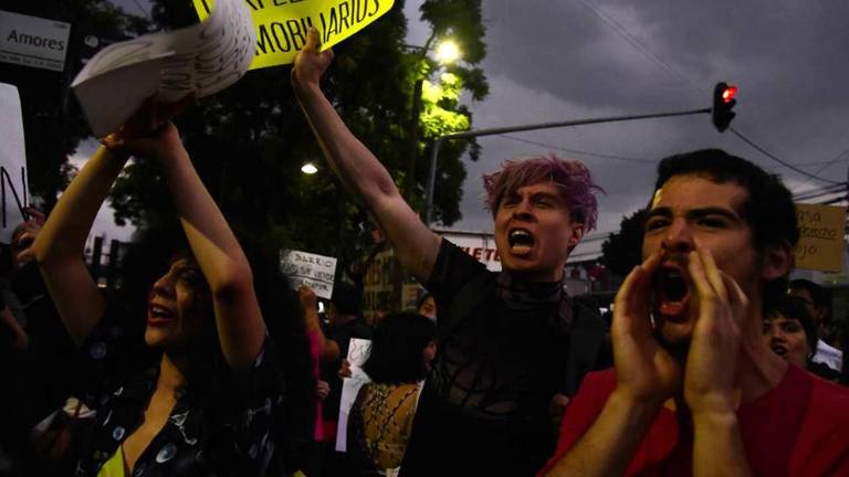 Trescientas personas entre sus 20 y 30 años cerraron por dos horas los cruces de Amores y San Lorenzo, justo frente a las oficinas de la Secretaría de Desarrollo Urbano y Vivienda del gobierno capitalino.