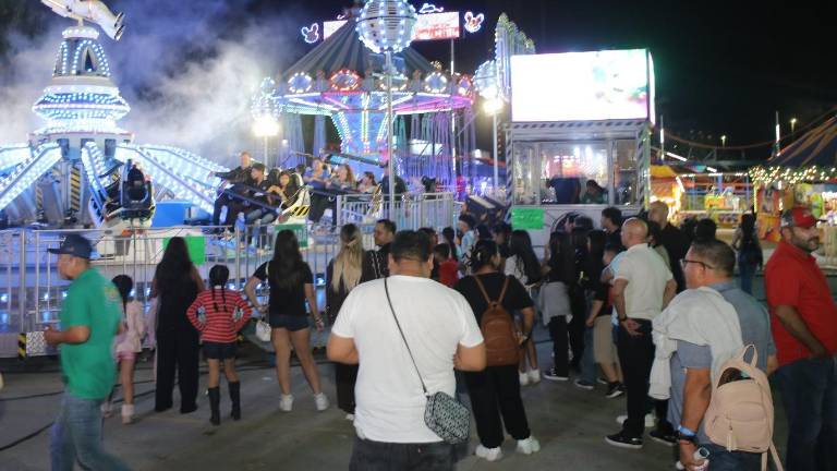 Visitantes disfrutan de juegos y atracciones durante la Expoferia Canaco 2025 en Mazatlán.
