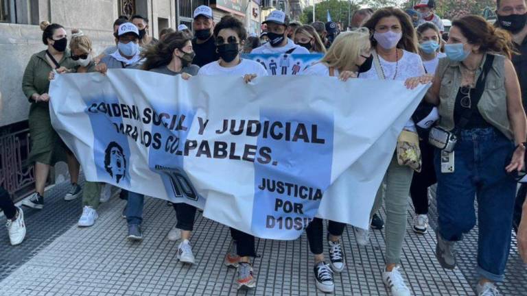 Marchan para pedir justicia por la muerte de Maradona