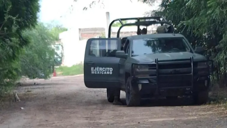 Elementos del Ejército mantienen bajo resguardo un domicilio asegurado en Guasave.