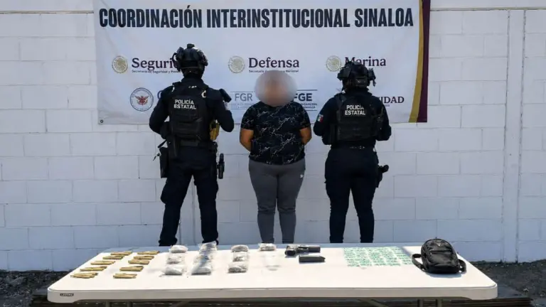 La mujer, junto con el arma y la sustancia asegurada, fue puesta a disposición del Ministerio Público Federal.